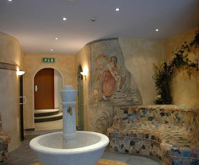 Elegantes Badezimmer mit Brunnen und modernen Armaturen.